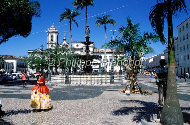 bresil bahia 11.JPG - Bahianaise en habit traditionnel traversant le Terreiro de Jesus Salvador de BahiaNordesteBahiaBrésil